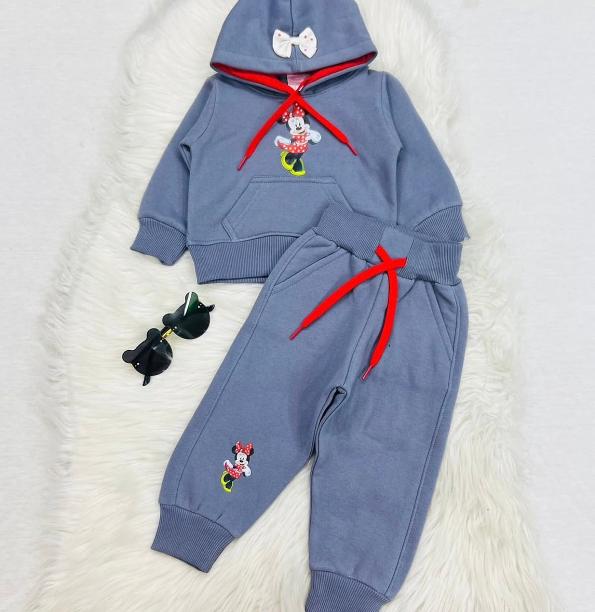🎀 Upgrade your little princess’s winter wardrobe with this adorable slate blue hoodie and tracksuit set! Features cute Minnie Mouse embroidery, contrast red drawstrings, and a sweet bow detail on the hood.