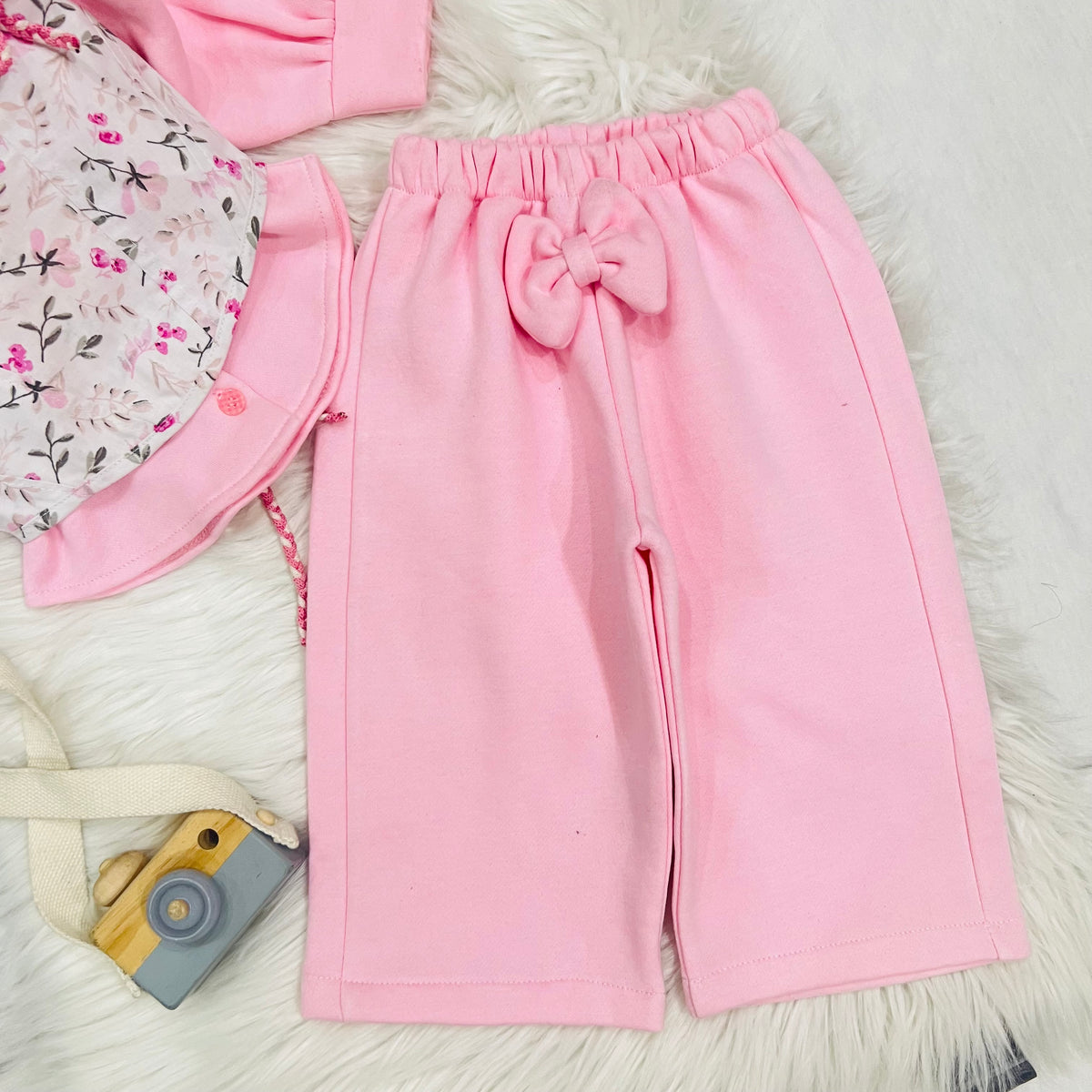🎀 Keep your little princess warm and stylish with this adorable pink fleece three piece set, featuring a delicate floral corset-style overlay and cute bow details fleece stuff