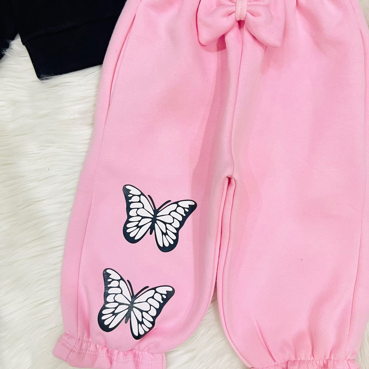 The ultimate cozy-chic 2-piece set for your little butterfly! 🦋💕  Comfort meets style—featuring adorable bow accents and butterfly prints fleece stuff