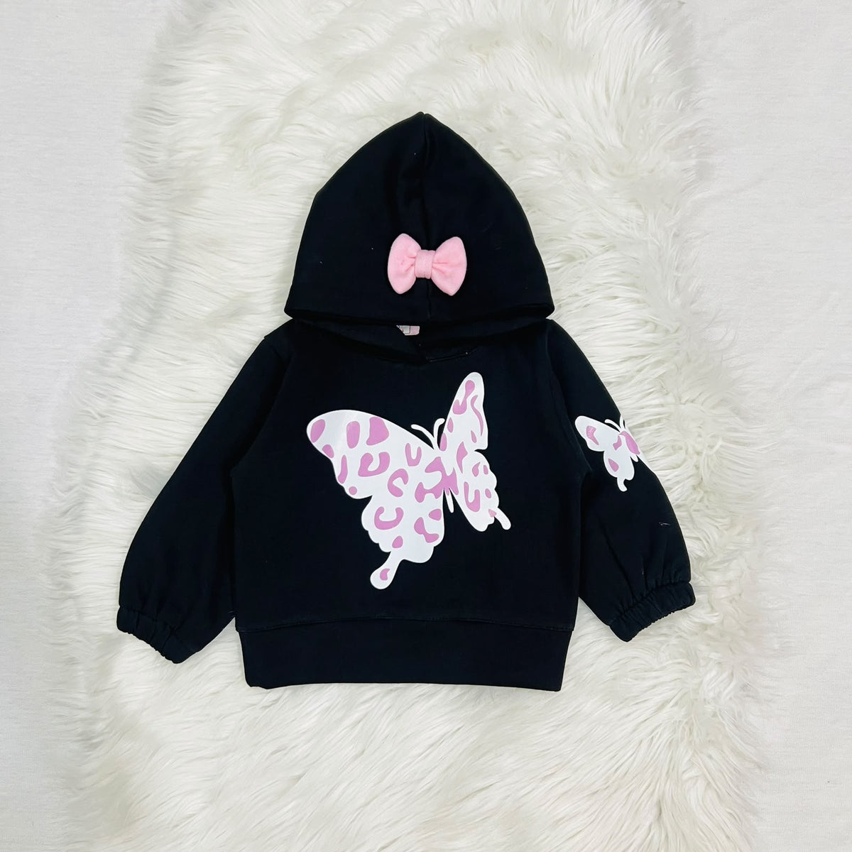 The ultimate cozy-chic 2-piece set for your little butterfly! 🦋💕  Comfort meets style—featuring adorable bow accents and butterfly prints fleece stuff