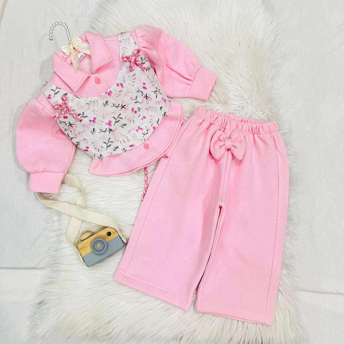 🎀 Keep your little princess warm and stylish with this adorable pink fleece three piece set, featuring a delicate floral corset-style overlay and cute bow details fleece stuff