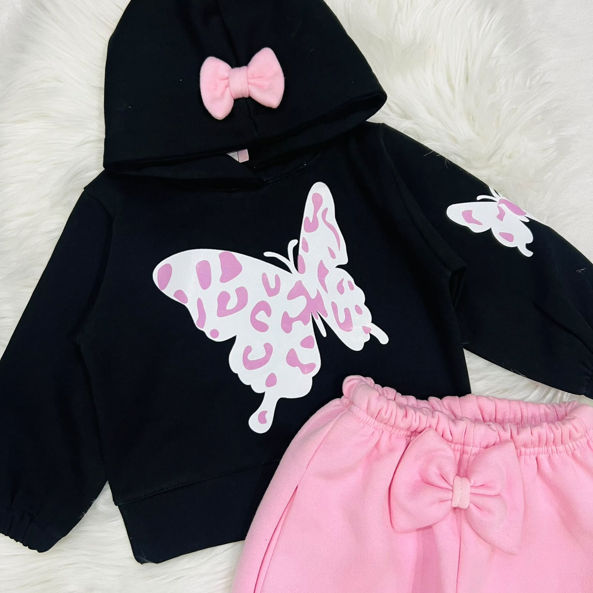 The ultimate cozy-chic 2-piece set for your little butterfly! 🦋💕  Comfort meets style—featuring adorable bow accents and butterfly prints fleece stuff