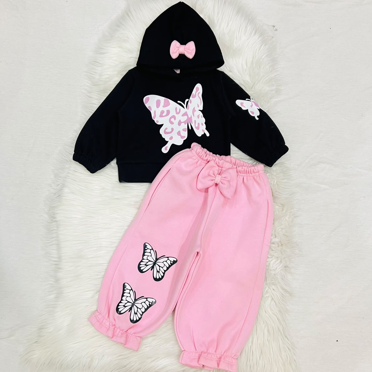 The ultimate cozy-chic 2-piece set for your little butterfly! 🦋💕  Comfort meets style—featuring adorable bow accents and butterfly prints fleece stuff