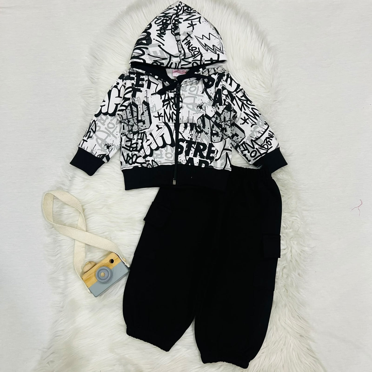 This 2-piece set pairs a bold monochrome graffiti zip-up hoodie with matching black joggers winter fleece stuff
