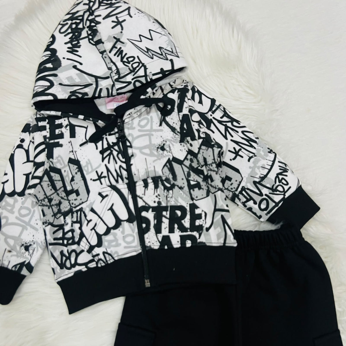 This 2-piece set pairs a bold monochrome graffiti zip-up hoodie with matching black joggers winter fleece stuff