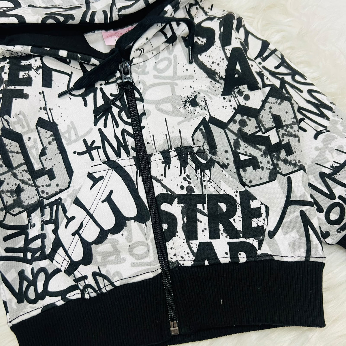 This 2-piece set pairs a bold monochrome graffiti zip-up hoodie with matching black joggers winter fleece stuff