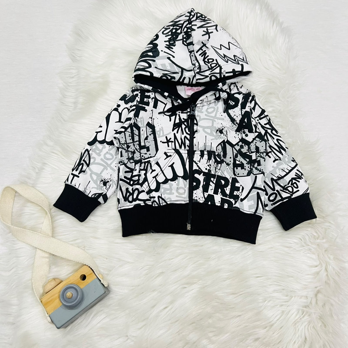 This 2-piece set pairs a bold monochrome graffiti zip-up hoodie with matching black joggers winter fleece stuff